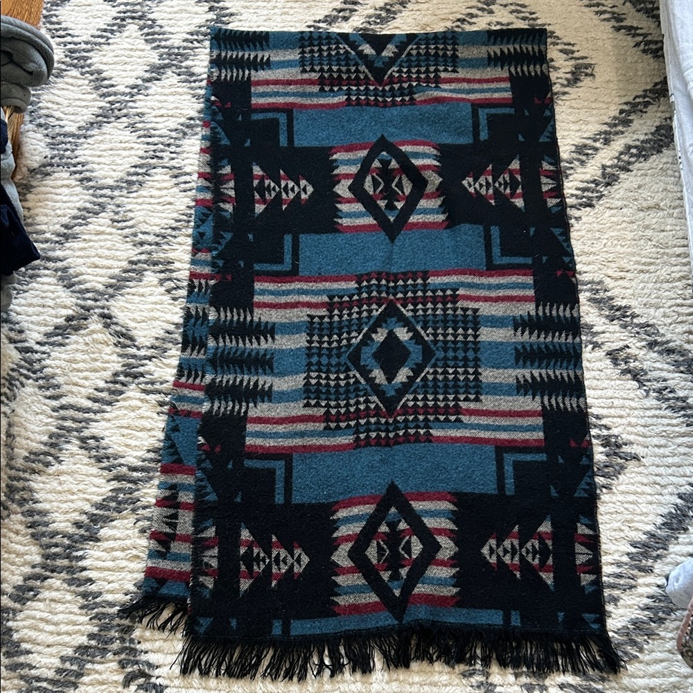 Geometric Patterned Scarf - Picture 4 of 4